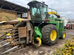 silokombajn John Deere 6810